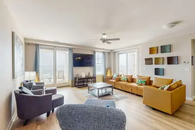 Image de Superb oceanfront condo with beachfront balcony, 3 pools, & grills