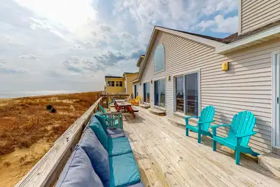 Image de Oceanfront home with beach access, huge decks & pool table - great for groups