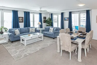 Image de 1st-floor condo with balcony, W/D, outdoor pool, gym & grills