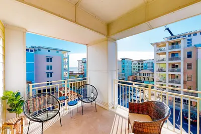 Image de Comfortably furnished condo with glimpses of Back Bay, pool & gym