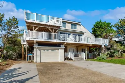 Image de 3-story home w/great views of ocean, fenced private pool, and easy beach access