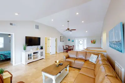 Image de Waterfront home with private pool, dock & boat ramp - short walk to the beach