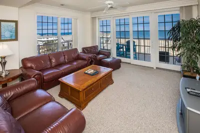 Image de Oceanfront, corner condo with wrap-around deck, great views & on-site pool/gym