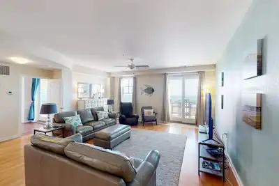 Image de Oceanfront 1st-floor condo with 3 balconies, views, pool, gym & grills