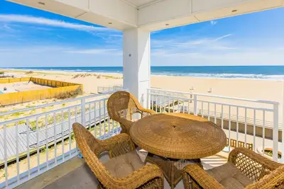 Image de Oceanfront corner condo with incredible views, balcony, pool, gym & Ac