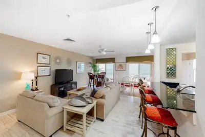Image de Beachfront luxury condo with balcony, W/D, outdoor pool, gym & Ac