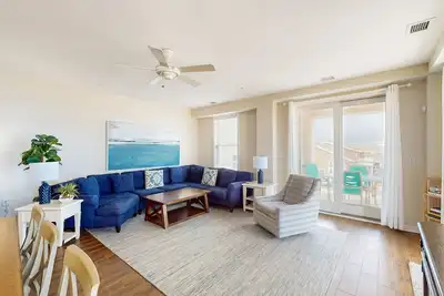 Image de Coastal-themed beachfront condo with water views, W/D, pool, gym & Ac