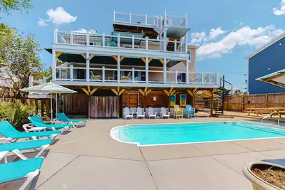 Image de Renovated canal home with private pool, dock, roof deck, ocean/bay view, wet bar