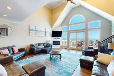 Image de Stunning oceanfront home with private indoor/outdoor pools, game room, theater