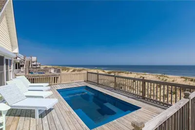 Image de Oceanfront home with private pool, crow's nest deck, game room & fireplace