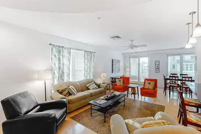 Image de Contemporary 4th-floor ocean & bay-view retreat with outdoor pool, gym, & Ac