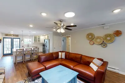 Image de Open and inviting bay home with private outdoor pool, dock, gas grill, decks