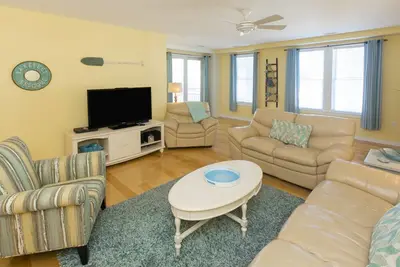 Image de Bright 3rd-floor courtyard condo with balcony, pools, gym, & Ac