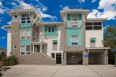 Image de Three-story home with private pool, elevator, private W/D, and central Ac