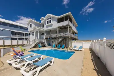 Image de Inviting oceanfront home with amazing views, private pool & deck