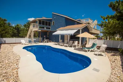 Image de Semi oceanfront house with outdoor pool and cabana - steps to beach