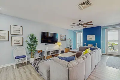 Image de 1st-floor condo with views of Back Bay, balcony, Ac, outdoor pool & gym