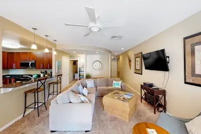 Image de 2nd-floor bay- & ocean-view condo with balcony, outdoor pool, grills & gym