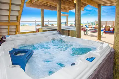 Image de Luxury home w\/private indoor & outdoor pool, theater, arcade, hot tub, elevator