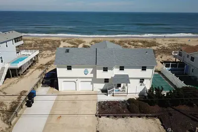 Image de Oceanfront home w/stunning views, private outdoor pool, hot tub, waterfront deck