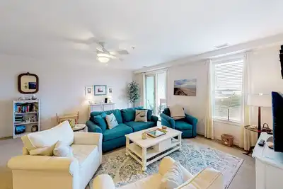 Image de Spacious south-side condo on 1st floor with pool, fitness center & central Ac