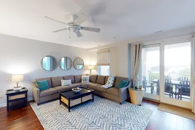 Image de Bayside condo on the 1st floor with great views, balcony, pool & gym
