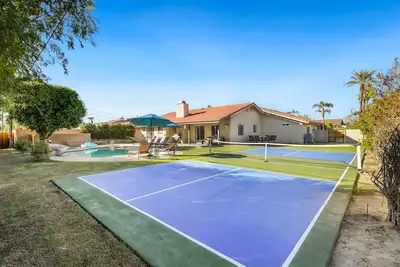 Image de Cheerful villa with Pool, Spa, & Pickleball Court!