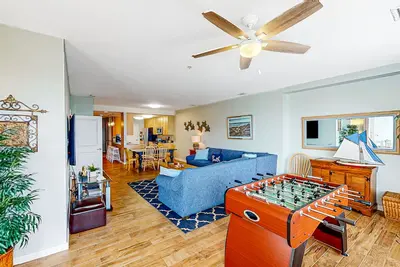 Image de 1st-floor condo near the beach with balcony, grills, outdoor pool & gym