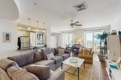 Image de Stunning oceanfront condo with panoramic views, balcony, pool, gym & Ac