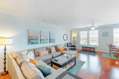 Image de Amazing ocean & bay views from 3rd-floor condo with pool & fitness center