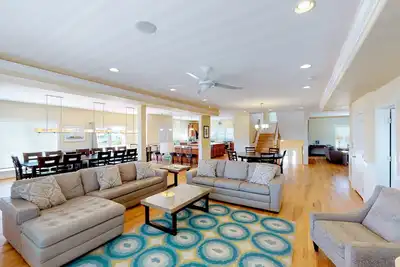 Image de Oceanfront home w/elevator, private outdoor pool & hot tub - wedding-friendly