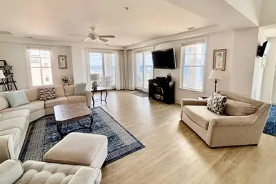 Image de Two-story, oceanfront penthouse with 2 huge balconies, 3 pools & 2 gyms
