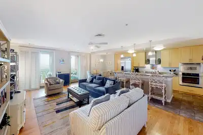 Image de Bayfront penthouse with sunset views, 2 balconies, 3 pools & 2 fitness centers
