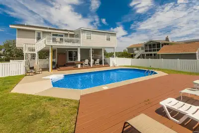 Image de Canal-front home with private pool, fishing dock - walk to the beach, 2 dogs Ok