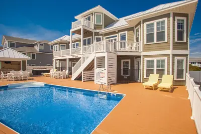 Image de Oceanfront home with private pool, hot tub, outdoor bar, theater room, game room