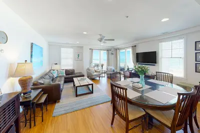 Image de Oceanfront condo with large wraparound deck, expansive views, pools & gym