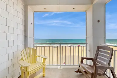 Image de Beachfront condo with magnificent views, balcony, pools & gym