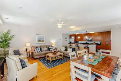 Image de Ocean-view condo with balcony, W/D, 3 pools, fitness center & Ac