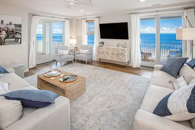 Image de Beachfront 3rd-floor condo with ocean views, 3 pools, free wifi gym & w/d