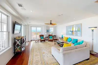 Image de Oceanfront corner penthouse with sunrise/sunset views, three pools, & two gyms