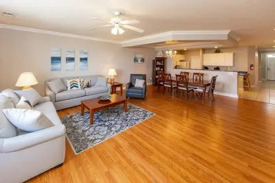 Image de Southside condo with ocean view, easy beach access, fast WiFi & on-site pool/gym
