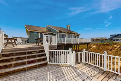 Image de Oceanfront home w/ocean views, WiFi, central Ac, balcony, deck, washer/dryer