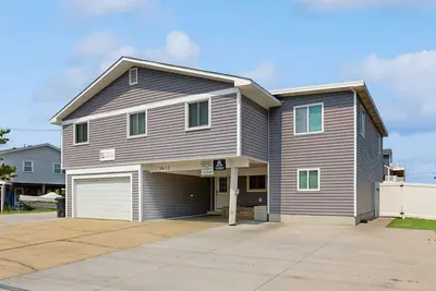 Image de Dog-friendly home close to the beach w/private W/D, WiFi, private pool, Ac