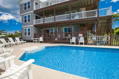 Image de 9br and 6. 5Bath home with private pool, hot tub, game room, Ac & Free Wifi