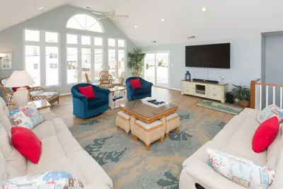 Image de Inviting beach villa w/enclosed backyard, private pool, central Ac, WiFi, patio