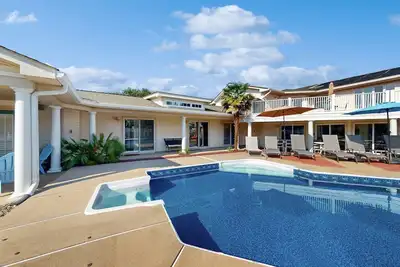 Image de Lovely oceanside house w/private hot tub & solar-heated pool, WiFi, central Ac