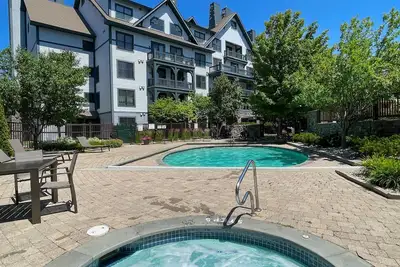 Image de Luxury Condo*Hot Tub*Pool*Fireplace*Walk to Lifts*Near Golf Course & Fitness Ctr