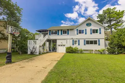 Image de Lakefront home with water access, canoes & screened porch - walk to the beach
