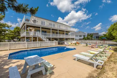 Image de Dog-friendly home with pool, hot tub, lazy river, splash pad, & game room