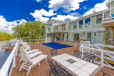 Image de Attractive canal-front home w/private pool, WiFi, washer/dryer, central Ac, deck